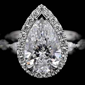 Bagues classiques en moissanite pour femmes, vente en gros, direct usine, or jaune 14K, forme poire, halo brillant, sangle latérale festonnée à griffes partagées - Product Image 3