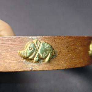 กำไลไม้แกะสลักสไตล์วินเทจพร้อมจี้ช้างทองเหลืองชุบทอง - เครื่องประดับที่ได้แรงบันดาลใจจากซาฟารีแอฟริกัน - แบบดั้งเดิม - Product Image 5