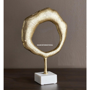 Sculpture Nœud Doré Glamour Moderne, Décoration Artistique Minimaliste Contemporaine Faite à la Main en Aluminium pour Salon Haut de Gamme et Mariage - Product Image 4