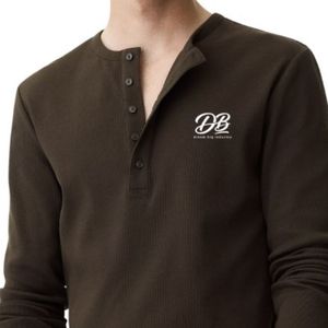 เสื้อยืดแขนยาวทรงเข้ารูปสำหรับผู้ชาย ผ้าคอตตอนริบบ์ คอปกติดกระดุม สไตล์ลำลอง แฟชั่นทันสมัย เหมาะสำหรับการเดินทางกลางแจ้งและสวมใส่ในชีวิตประจำวัน - Product Image 3