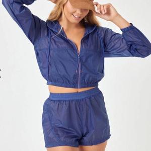 Ensemble de vêtements de sport pour femmes, léger et personnalisé, haut court à capuche respirant et veste coupe-vent avec short - Product Image 6