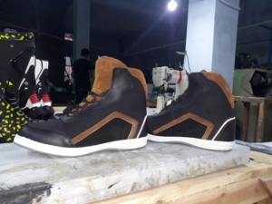 Sneakers noires et brunes unisexes en cuir, toutes tailles disponibles - Product Image 3