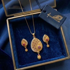Collier élégant avec pendentif en forme de larme plaqué or et ensemble de boucles d'oreilles assorties, ensemble de pendentif et de boucles d'oreilles plaqués or pour femmes - Product Image 1