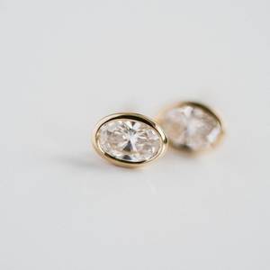 Boucles d'oreilles solitaires en or massif 14 carats avec diamant ovale de 1,01 carat certifié IGI, cultivé en laboratoire, à fermoir à vis, cadeau de mariage pour la mariée - Product Image 1