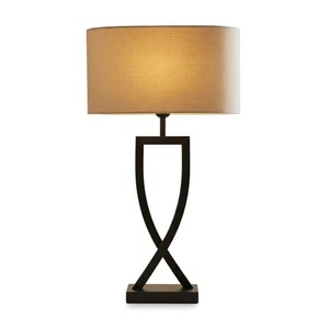 Lampe de table géométrique moderne en fer KS International avec abat-jour en tissu beige et structure en métal noir pour salon et chambre à coucher - Product Image 6