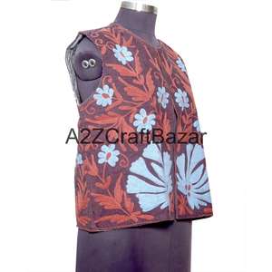 เสื้อกั๊กผู้หญิงทำมือสไตล์อินเดียลายซูซานี เสื้อคลุมแบบดั้งเดิม แจ็คเก็ตซูซานีแบบไม่มีแขน สไตล์โบฮีเมียน ผ้าฝ้าย 100% สำหรับฤดูหนาว พร้อมโลโก้ - Product Image 3