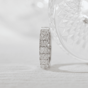Anillo de Eternidad de Oro Blanco Sólido de 14K con Diamantes Cultivados en Laboratorio de Corte Radiante de 4x2mm, Certificado IGI, Lujoso, con Engaste de Cesta Compartida de U Prong Completo - Product Image 6