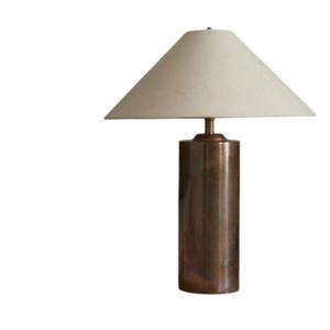 Elegante Lámpara de Mesa de Latón Pulido con Pantalla Cuadrada Blanca y Cadena Dorada, Lámpara de Escritorio Moderna para el Hogar y Hoteles - Product Image 4