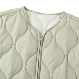 Otoño Invierno abrigo de cuello redondo para mujer nueva Chaqueta de algodón acolchada ligera decoración de bolsillo tela de lona servicio OEM disponible - Product Image 2