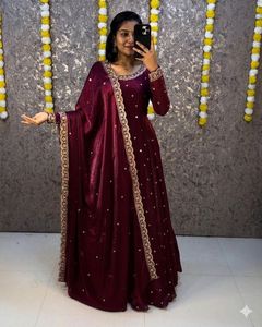 Elegante Conjunto de Vestido de Seda Fandy Space con Dupatta y Forro Interior de Crepé Suave, Estilo Tradicional para Ocasiones Especiales - Product Image 1