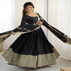VASTRA COTTAGE Anarkali Premium Chinon con Bordado de Hilo y Lentejuelas, Pantalón de Algodón, Dupatta con Borde de Encaje, Ropa Étnica Elegante para Mujer - Product Image 1