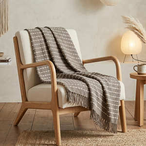 Manta de Sofá de Algodón Tejido Azul Marino con Detalle de Rayas Refinadas y Flecos para Interiores de Hogar Contemporáneos Costeros - Product Image 3