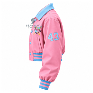Chaqueta Universitaria de Satén Rosa para Mujer Gamma Phi Delta, Cuello Azul en Contraste, Cierre de Botones a Presión, Chaqueta Letterman con Escudo Bordado - Product Image 3