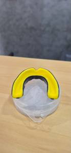 Protège-dents respirant en caoutchouc Zee Sport pour adultes/juniors avec étui pour boxe, basketball, lacrosse, football, MMA, arts martiaux - Product Image 4