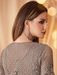 Sari de Diseño KV para Mujer, en Georgette Gris con Adornos, con Blusa Sin Coser - Product Image 6