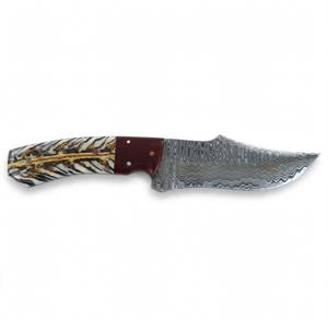 Outil de terrain artisanal en acier Damas à contraste élevé, manche en résine à motif plume, avec bolster en bois rouge - Product Image 5