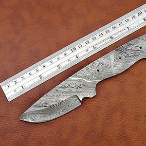 Couteau de camping personnalisable OEM en acier Damas fait main avec lame à pointe tombante, manche en bois, étui en cuir véritable, garantie de 3 ans - Product Image 3