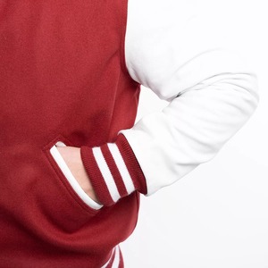 Veste universitaire rouge avec manches blanches, fermeture éclair, bordure côtelée, style baseball, col montant, patchwork sur le devant, logo personnalisé, unisexe, hiver - Product Image 5
