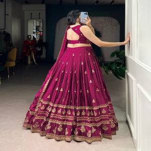 Ensemble Lehenga Choli en tissu Rangoli cousu VASTRA COTTAGE avec broderie de paillettes et de fils, chemisier et dupatta, pour fêtes et mariages - Product Image 3
