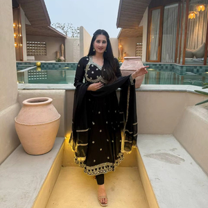 ชุดเดรสผ้าไหมฟานดี้ปักเลื่อมงานดีไซน์เนอร์สุดฮิต พร้อมกางเกง ผ้าคลุมไหล่ และเสื้อโคติ - Product Image 1