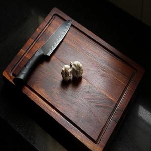 Planche à découper et à hacher réversible en bois d'acacia massif avec rainure pour les jus, poignées sculptées, bois naturel - Product Image 1