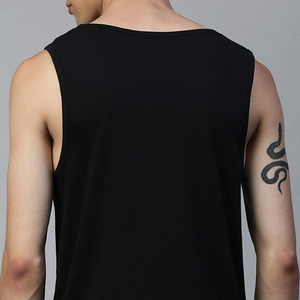 Camiseta sin Mangas Negra Personalizada para Hombre con Estampado Blanco 'Alone', Cuello Redondo, Estilo Casual, 100% Algodón, Tejido Transpirable - Product Image 4