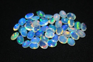 Opale naturelle transparente de Rajasthan, taille ovale, multicolore (bleu, vert, orange), qualité super fine, certifiée par un tiers - Product Image 2