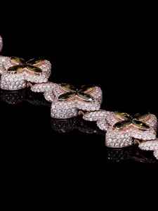 สร้อยข้อมือทองคำชมพู 14K ดีไซน์โคลเวอร์ประดับเพชรเม็ดใหญ่สีเขียวทรงมาร์คีส์และเพชรเลี้ยงในห้องปฏิบัติการทรงดอกไม้สี่แฉก ประดับเพชรแบบฝังเต็มเส้น สำหรับผู้หญิงสุดหรู - Product Image 2