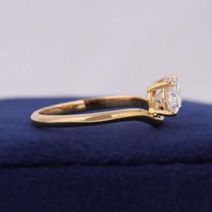 Anillo de Oro Amarillo Macizo con Diamante de Corte Ovalado, Engaste de Puntas Tipo East West, Banda Ondulada Curva Sencilla, Solitario Minimalista para Compromiso y Boda - Product Image 2
