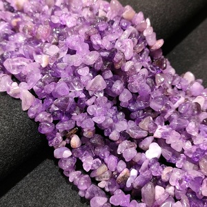Precio al por mayor: Hilo de cuentas de ágata Soha y amatista natural en forma de chips, irregulares, de piedras semipreciosas para joyería con motivos de animales, cruces y amor - Product Image 1