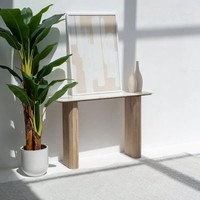 Table console Vandana Lunaris Altis avec plateau en marbre, design moderne et luxueux en bois massif