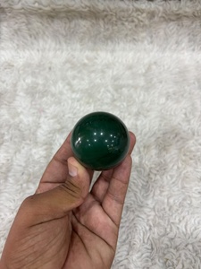 Sphère de jade vert avec une riche coloration émeraude, variation crémeuse, surface lisse et arrondie, polissage raffiné et intemporel. - Product Image 4