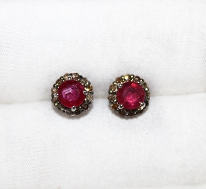 Vente en gros de boucles d'oreilles clous en argent sterling 925 massif avec halo de diamants et rubis naturels ronds, Memoria Jewels - Product Image 3