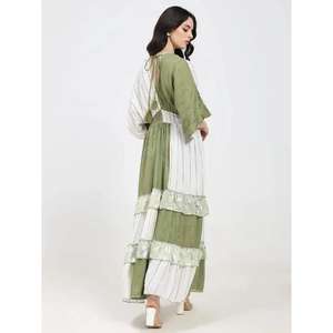 Hermoso Vestido Maxi Boho Chic 100% Algodón Verde y Blanco con Bordado, Cuello en V, Mangas Abullonadas y un Impresionante Diseño de Bloques de Color - Product Image 5