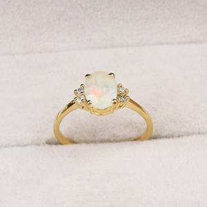 แหวนเงินแท้ 925 ชุบทองคำขาว ประดับโอปอลไฟร์รูปไข่ธรรมชาติและเพชร CZ จาก Memoria Jewels ขายส่ง - Product Image 1