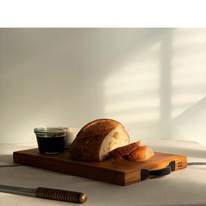 Planche à découper en bois d'acacia robuste avec poignées solides, idéale pour couper, servir et une utilisation professionnelle en cuisine - Product Image 3