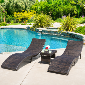 Ensemble de chaises longues et table d'appoint en rotin PE pour extérieur, mobilier de luxe pour villa, chaise longue de piscine - Product Image 1