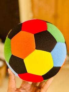 Qualité supérieure : apportez la joie du football en salle avec un ballon de football rembourré et doux ! Cette balle rembourrée de taille 4 est idéale pour une utilisation en intérieur en toute sécurité. - Product Image 2