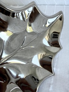 Plato Decorativo de Metal con Acabado Espejo Plateado, Ideal para Servir en la Cocina del Hogar y Decorar la Mesa, Estilo Elegante - Product Image 2