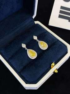 ต่างหูเพชรทรงรีสีเหลืองหรูหรา ชุบทอง 14K รับรองโดย IGI ของขวัญสุดอินเทรนด์สำหรับทุกเพศ เหมาะสำหรับงานแต่งงานและวันครบรอบ - Product Image 3