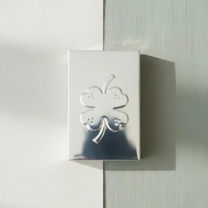 Caja de cerillas moderna de aluminio plateado con logotipo de trébol en relieve, duradera para uso doméstico - Product Image 1