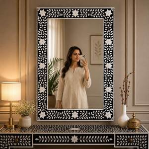 Miroir mural décoratif artisanal en os incrusté, style antique, pour la décoration intérieure de maisons de luxe et d'hôtels, provenant d'Inde. - Product Image 3
