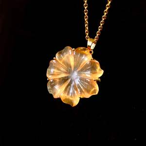 Collar con colgante de flor de piedra lunar de melocotón natural para mujer, colgante floral de cristal de piedra lunar tallado a mano, hecho a mano - Product Image 2