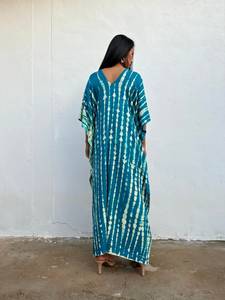 Kaftan bleu aqua tie-dye, robe de plage confortable pour les vacances à la plage - Product Image 2