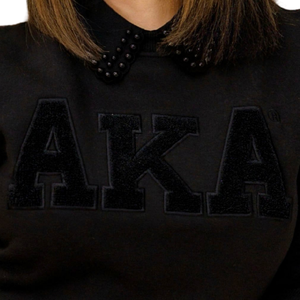 เสื้อสเวตเชิ้ตผ้าเชนิลสีดำล้วนสำหรับผู้หญิง ปักลายตัวอักษรกรีก คุณภาพพรีเมียม คอกลม - Product Image 6