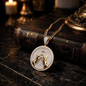 สร้อยคอจี้รูปมืออธิษฐานประดับเพชรเคลือบทอง 18k แบบ unisex พร้อมสร้อยคิวบาลิงค์ขนาด 8 มม. สำหรับวันครบรอบและงานแต่งงาน - Product Image 4