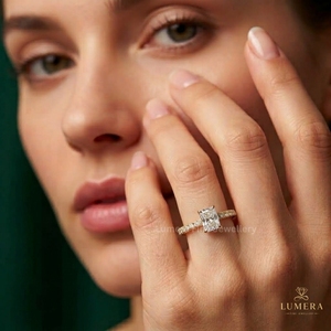Anillo Minimalista de Diamante Corte Radiante, Banda Delgada de Media Eternidad con Pavé, Engaste Solitario de Cuatro Puntas, Elegante Joyería de Boda en Oro - Product Image 4