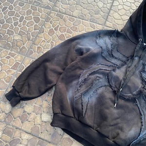 Sweat à capuche noir délavé personnalisé avec patchwork et appliques à bords bruts, coupe non finie, effet vieilli - Product Image 3
