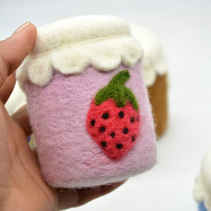 Confiture de fraises en feutre de laine 100% naturelle - Jouet alimentaire artisanal |   Jouet de simulation pour enfants |   Jouets en peluche - Product Image 3