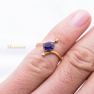 Bague Bypass en Or Jaune 18 carats avec Saphir Bleu Naturel Oval et Diamants, Collection Memoria Jewels – Vente en Gros - Product Image 3